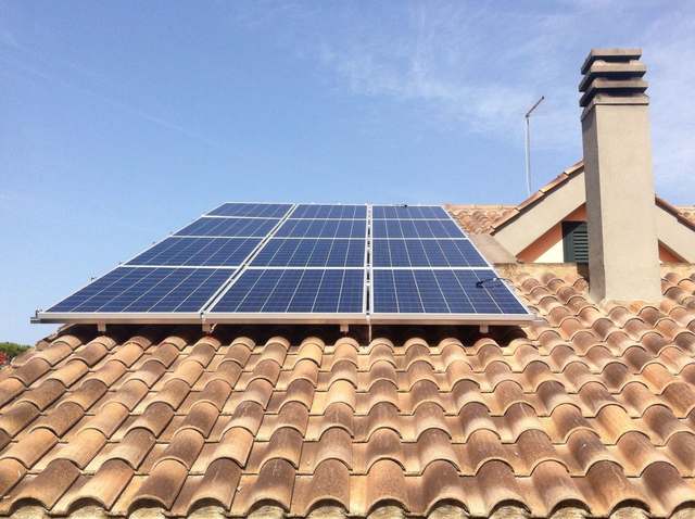 Impianto fotovoltaico su tetto in coppi realizzato da E-Nova a Ladispoli