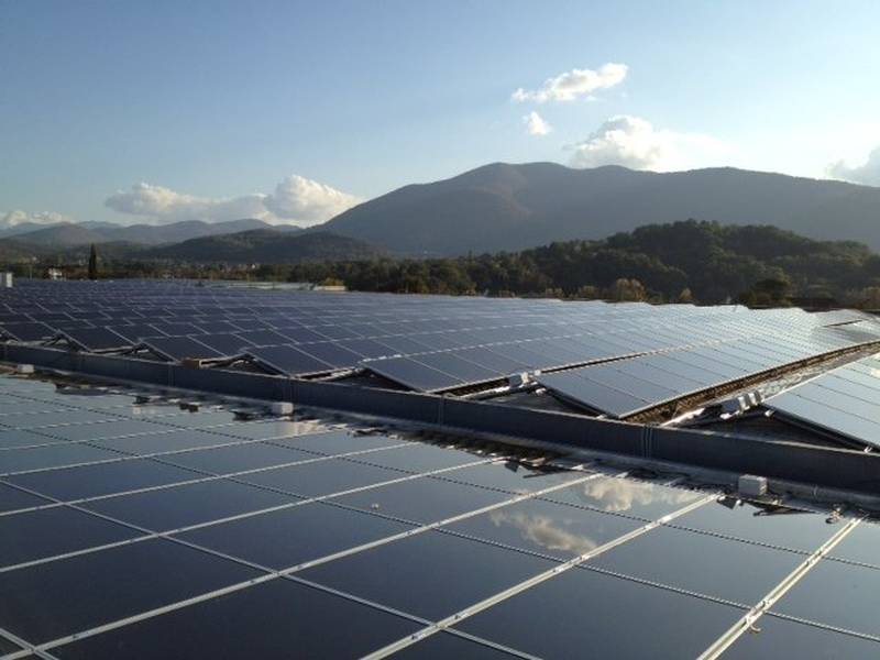 Ampia copertura industriale ricoperta di pannelli fotovoltaici