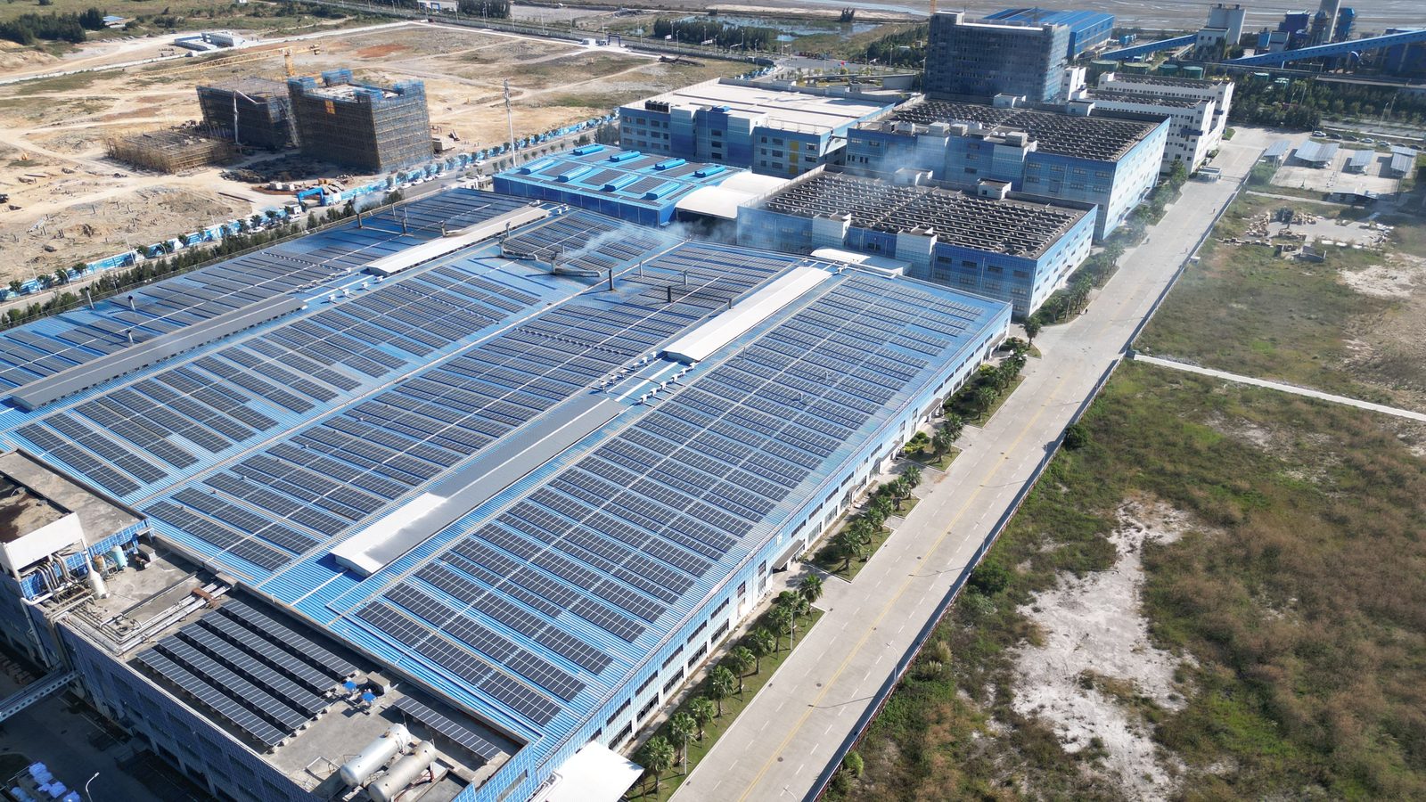 Stabilimento industriale con copertura interamente ricoperta di pannelli fotovoltaici